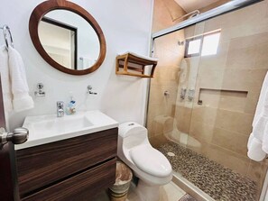 ambar 99 | Baño | Ducha, cabezal de ducha tipo lluvia, secador de pelo y toallas