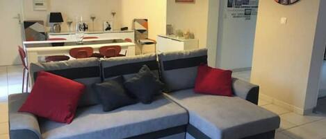 تلفزيون بشاشة مسطحة