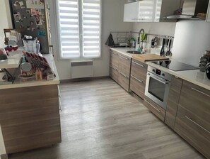 Frigorifero, microonde, forno, piano cottura