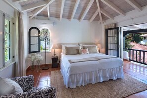 5 habitaciones, escritorio y tabla de planchar con plancha