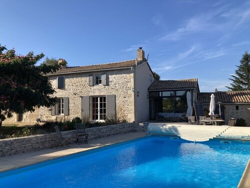 large charming house & garden, secured pool, 5 bedrooms, Niort countryside (79)