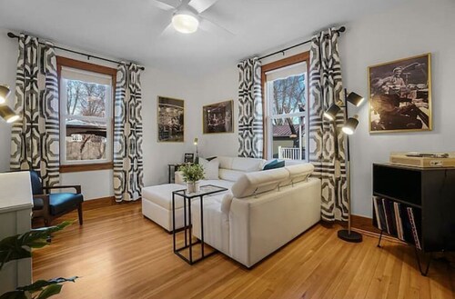 Vitality Retreat - 1 block from DT/riverfront/shops/bars