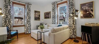 Vitality Retreat - 1 block from DT/riverfront/shops/bars