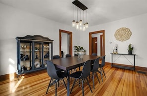 Dining - Vitality Retreat - 1 block from DT/riverfront/shops/bars (Washington)