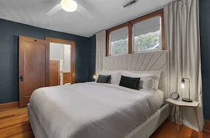 4 bedrooms, desk, iron/ironing board, travel cot - Vitality Retreat - 1 block from DT/riverfront/shops/bars (Washington)