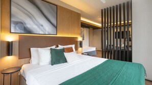 A modern hotel room with a large bed, a green throw blanket, and a large abstract painting on the wall. - Setin Downtown República (São Paulo)