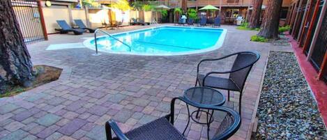 Alberca al aire libre y alberca climatizada