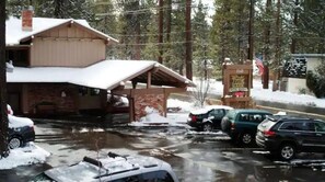 Situated in a wooded area, this lodge offers parking and a serene natural setting.