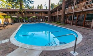 Outdoor pool, a heated pool - Tahoe Trip! Great 1/1 for 4 +KIT (South Lake Tahoe)