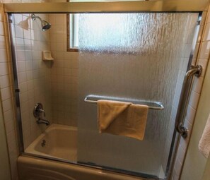 Dusche, Handtücher, Seife, Toilettenpapier