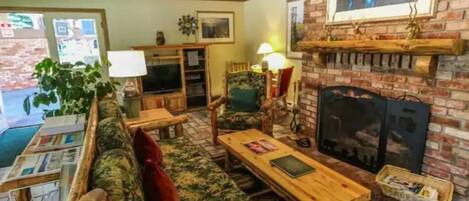 Fernseher, DVD-Player, Bücher