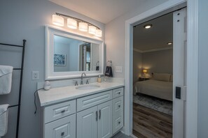 Regadera, secadora de cabello, toallas, jabón 