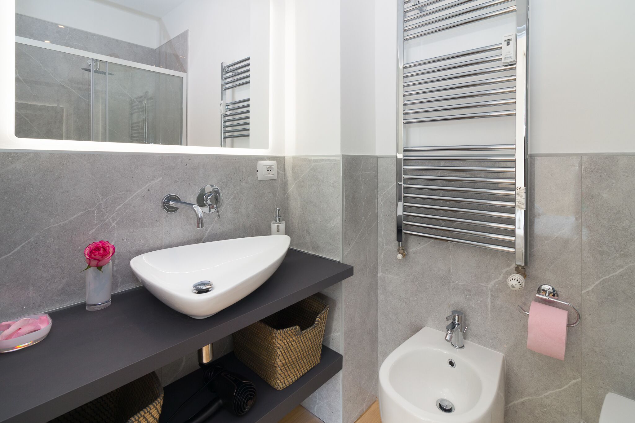 Douche, sèche-cheveux, bidet, serviettes fournies