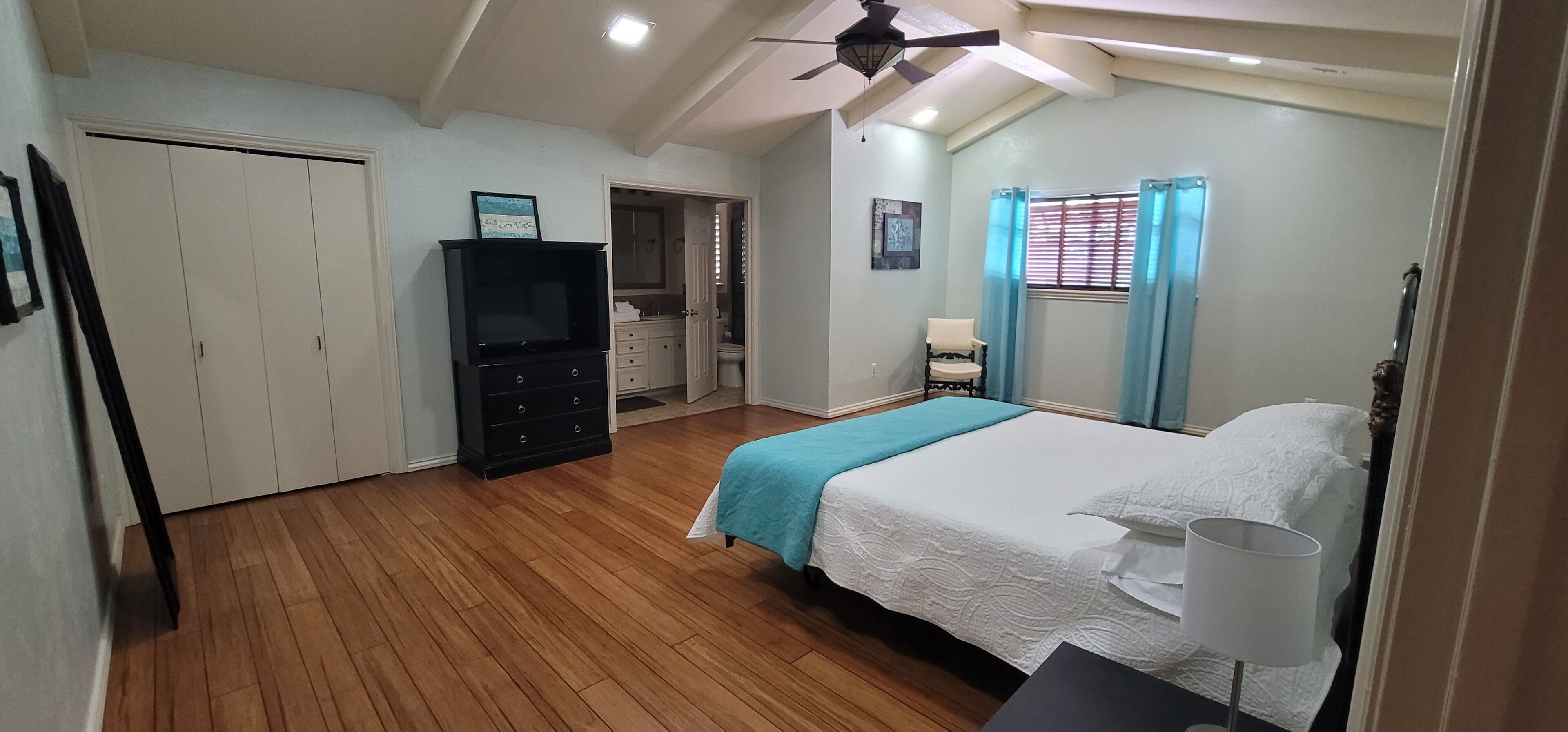 3 bedrooms, desk, iron/ironing board, free WiFi