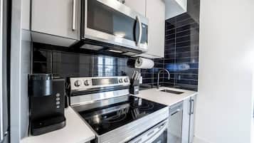 Geladeira, micro-ondas, fogão, cooktop