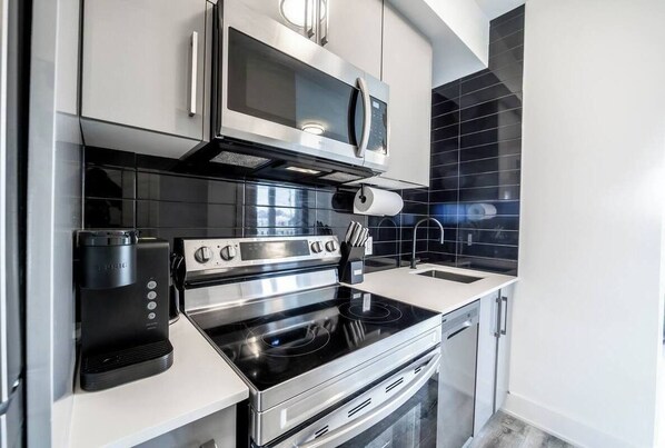 Geladeira, micro-ondas, fogão, cooktop