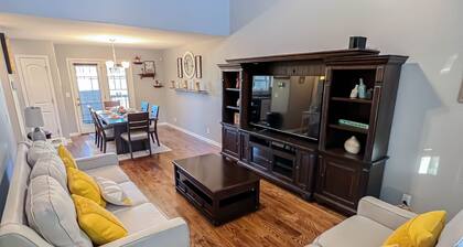 THE GOVERNOR’S RETREAT<br>Home Sweet Home Retreat Near Downtown Clarksville