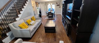 THE GOVERNOR’S RETREAT<br>Home Sweet Home Retreat Near Downtown Clarksville