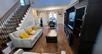 THE GOVERNOR’S RETREAT<br>Home Sweet Home Retreat Near Downtown Clarksville