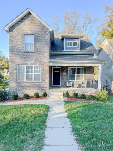 THE GOVERNOR’S RETREAT<br>Home Sweet Home Retreat Near Downtown Clarksville