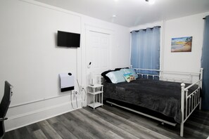 3 habitaciones, escritorio y tabla de planchar con plancha 
