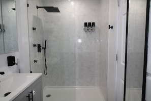 Een douche, een haardroger, handdoeken, zeep