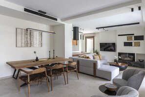 ファミリー ヴィラ 3 ベッドルーム プライベートプール | 客室内のダイニングエリア