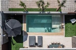 2 つの屋外プール、プール パラソル、サンラウンジャー