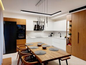 Vila romântica, 3 quartos, piscina particular | Cozinha privada | Geladeira grande, micro-ondas, fogão, lava-louças