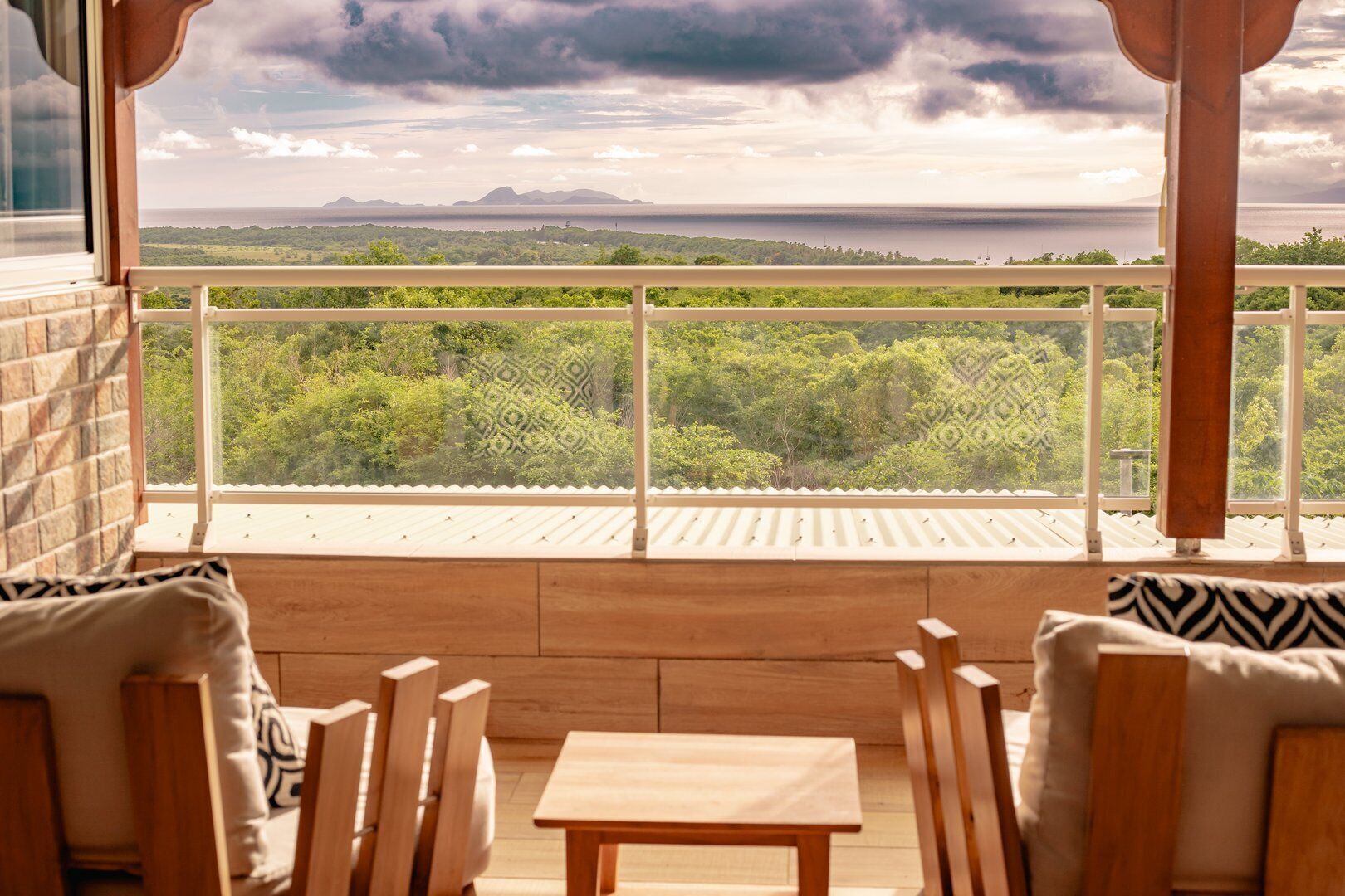 Un balcon avec vue sur une forêt et des montagnes.