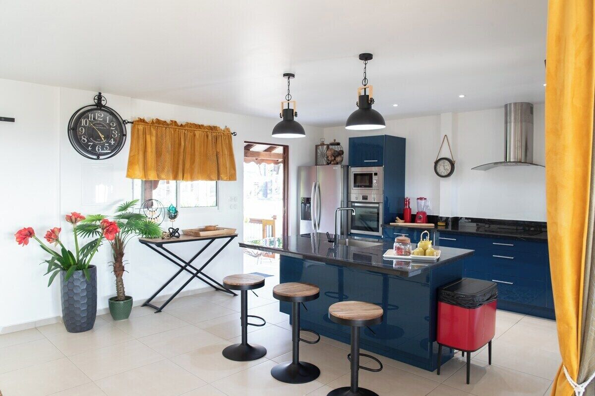 Réfrigérateur, micro-ondes, four, cafetière/bouilloire