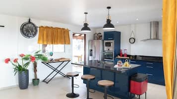 Fridge, microwave, oven, coffee/tea maker