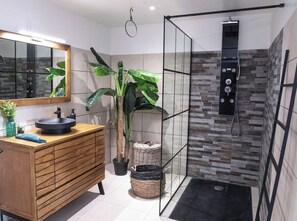 Dusche, Haartrockner, Handtücher
