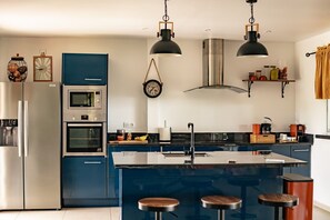 Refrigerador, microondas, horno, cafetera/tetera