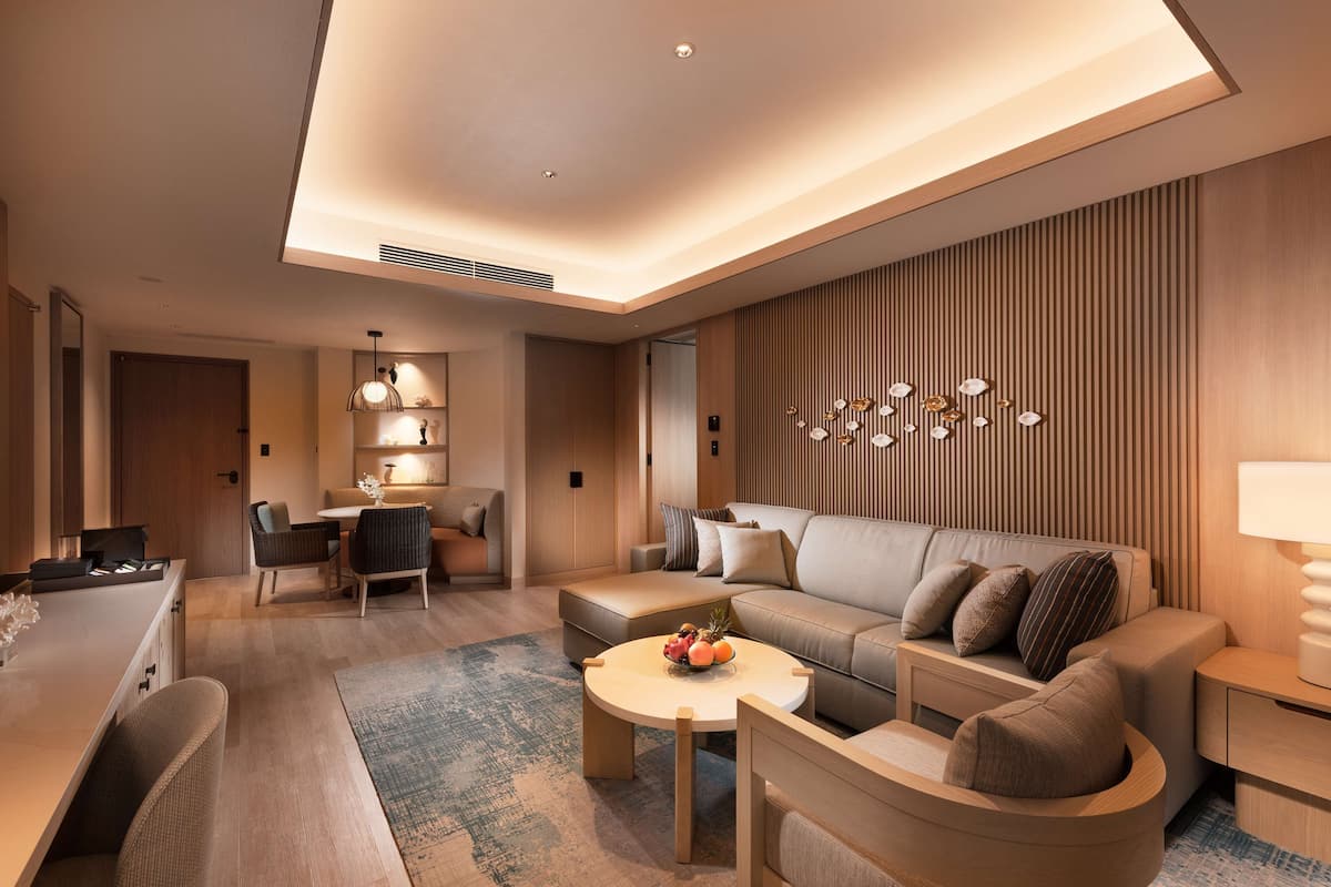 Suite Deluxe, 1 cama de matrimonio grande | Zona de estar | Televisión de pantalla plana de 55 pulgadas con canales digitales