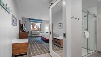 Schreibtisch, laptopgeeigneter Arbeitsplatz, Verdunkelungsvorhänge