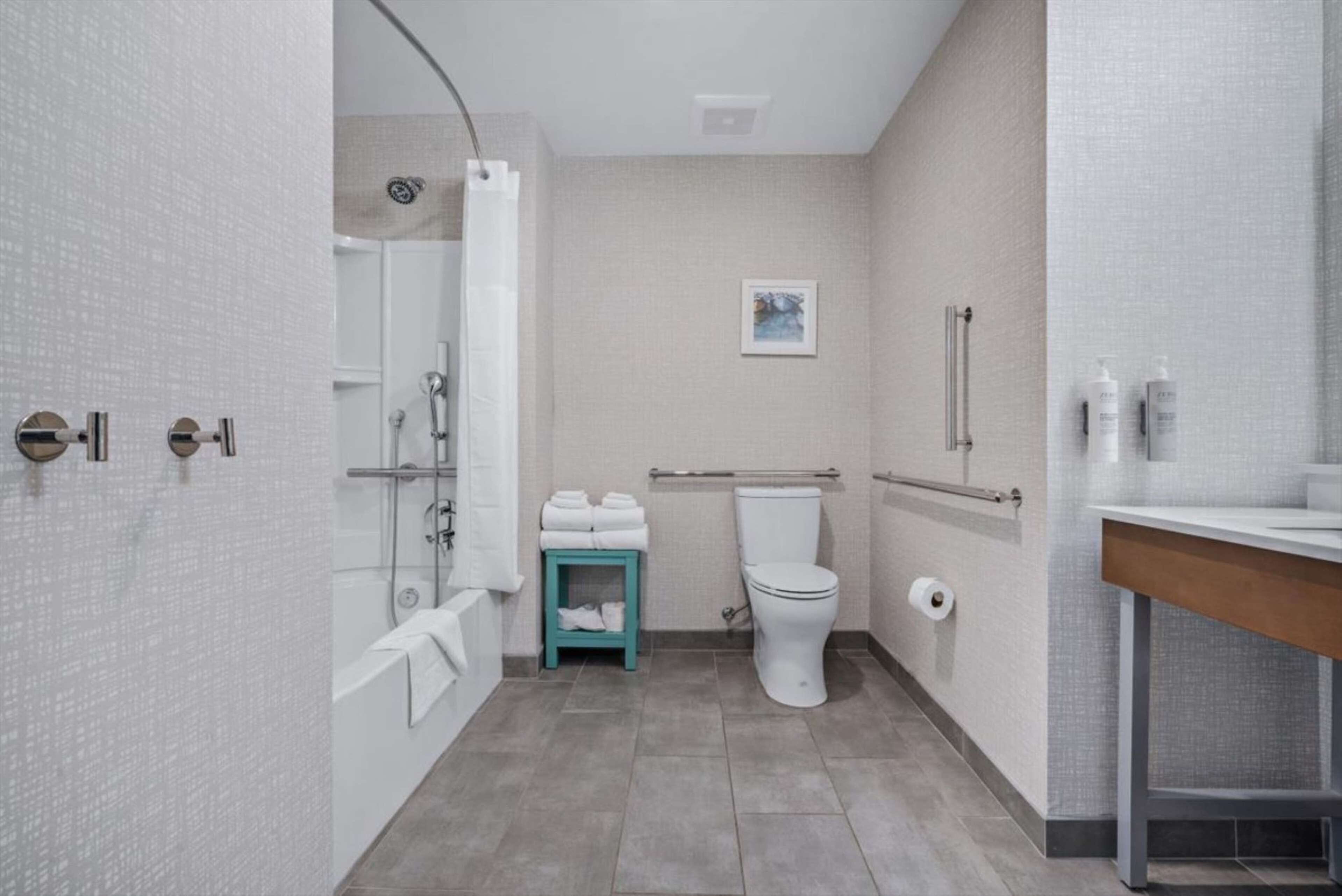 Une salle de bain moderne équipée d’une douche, de toilettes et d’un lavabo.