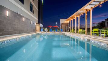 Una piscina al aire libre de temporada