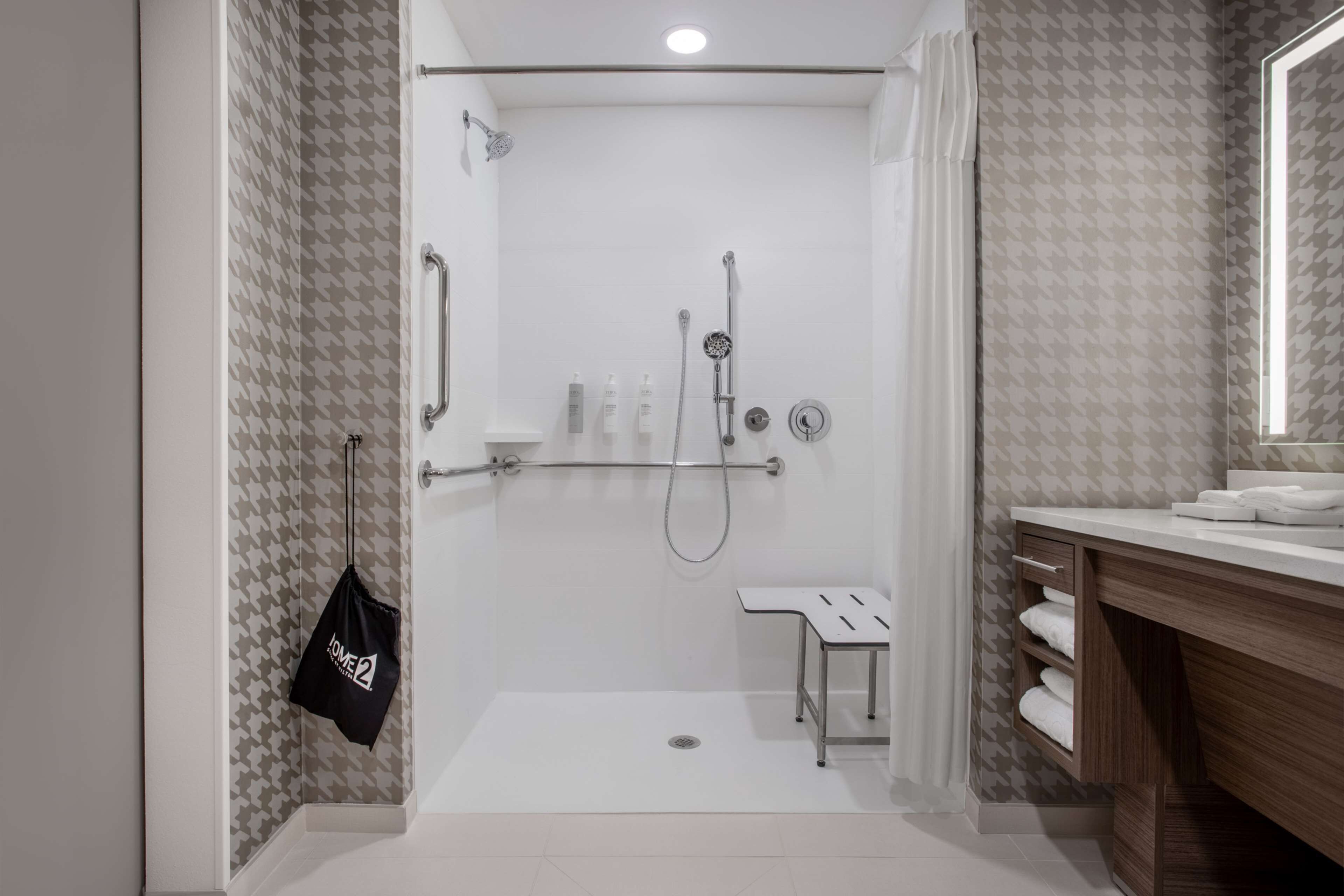 Un baño moderno con ducha, inodoro y tocador.