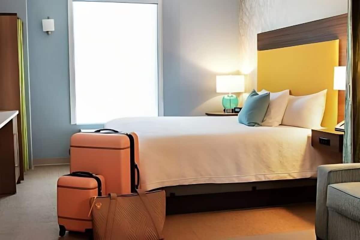 Escritorio, espacio para trabajar con un portátil, cortinas opacas