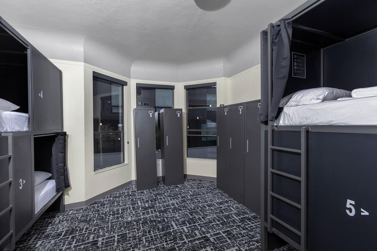 Verdunkelungsvorhänge, kostenloses WLAN, Bettwäsche