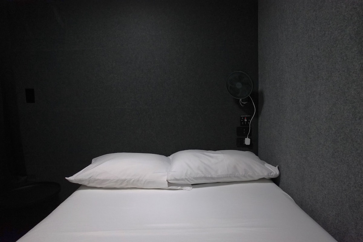 Premium Cabin Mixed Room - Sleeps 2 | Blendingsgardiner, wi-fi (inkludert) og sengetøy