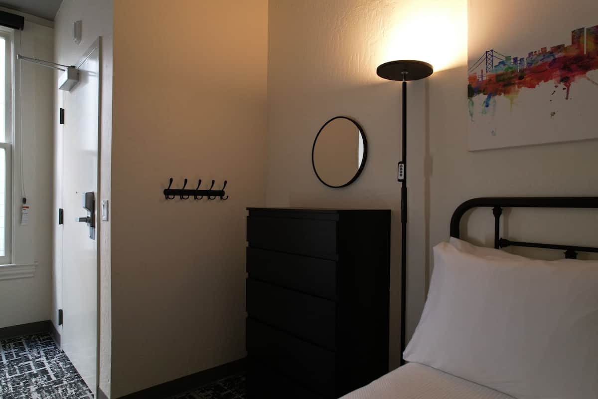 STANDARD FULL BED ADA | Blendingsgardiner, wi-fi (inkludert) og sengetøy