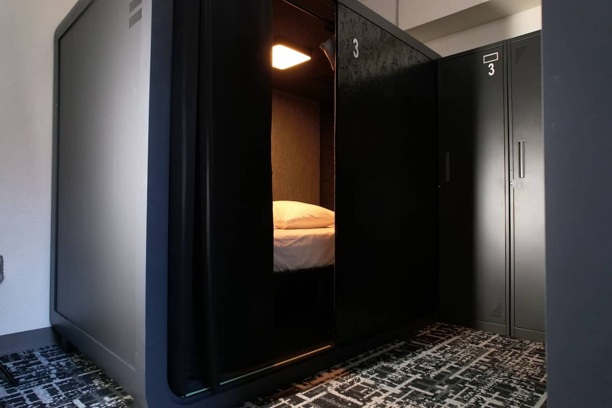 3-Bed Deluxe Cabin Mixed Room | Blendingsgardiner, wi-fi (inkludert) og sengetøy
