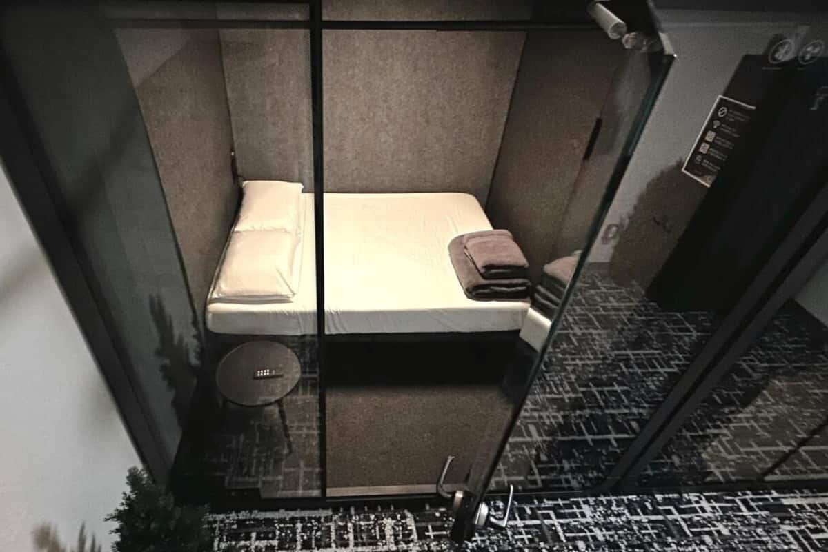 Blackout curtains, free WiFi, bed sheets