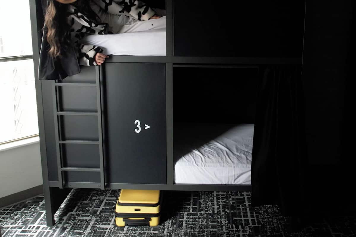 Cortinas opacas, wifi gratis, ropa de cama