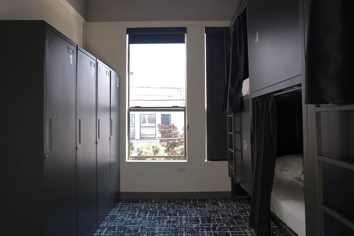 Cortinas opacas, wifi gratis, ropa de cama