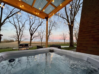 Private Wooded Escape | Hot Tub | Quiet Seclusion | Fire Pit | Games