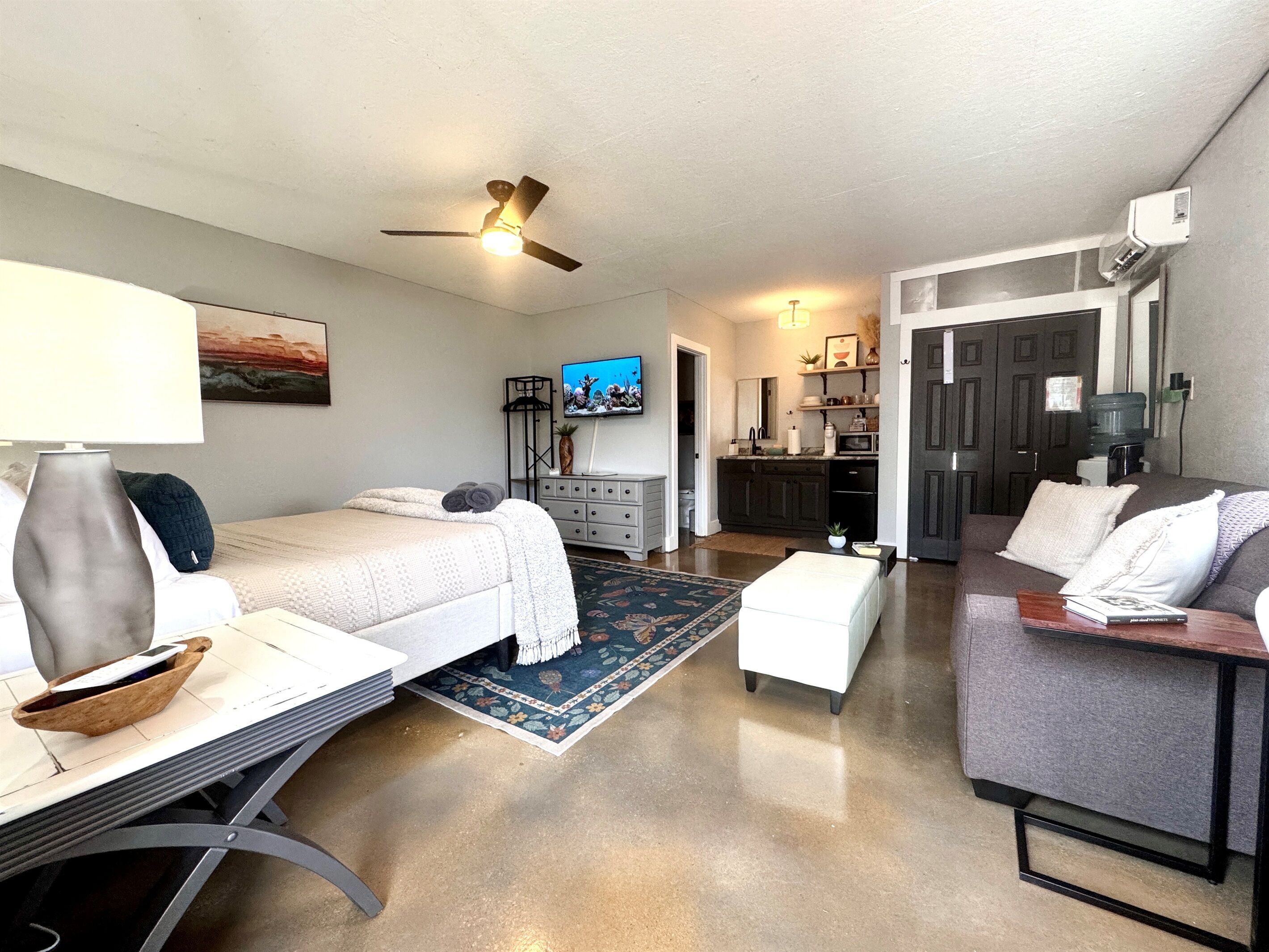 Escritorio, tabla de planchar con plancha, cuna de viaje y wifi gratis 