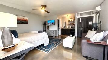 Escritorio, tabla de planchar con plancha, cuna de viaje y wifi gratis